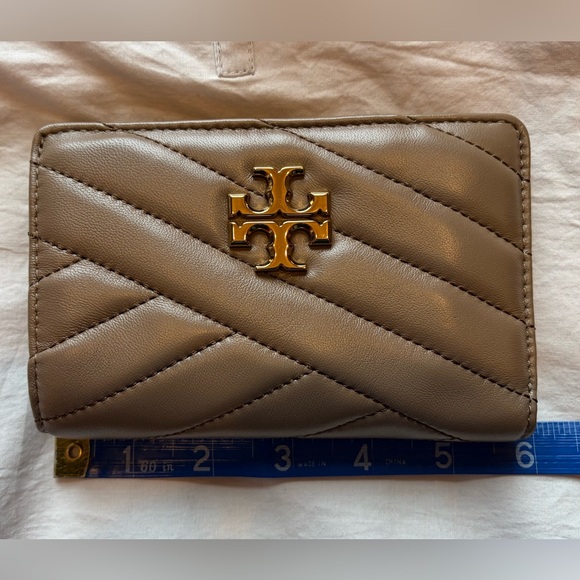 Tory Burch Quilted Wallet - Picture 4 of 7